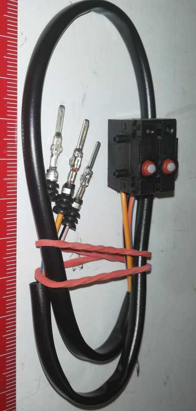 2V4NCSK20C4 - mikrospínač BURGESS dvojitý na kábliku 35 cm .. balení 10ks za 90Kč