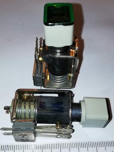 4FJ11021 -  tlačítko s kontrolkou ( 2xspínací, zelená, 13x15 knoflík)  .. cena na dotaz / price on request