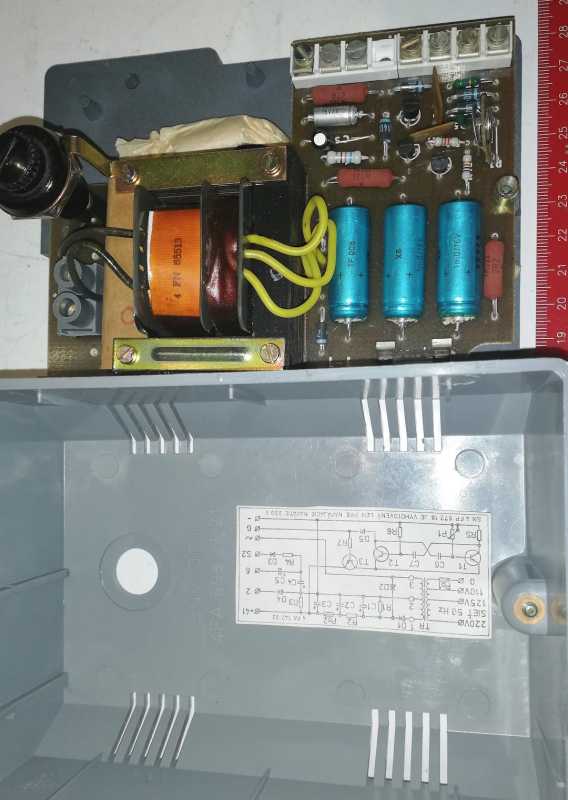 4FP67218 - síťový napáječ TESLA Stropkov  220V / 8V