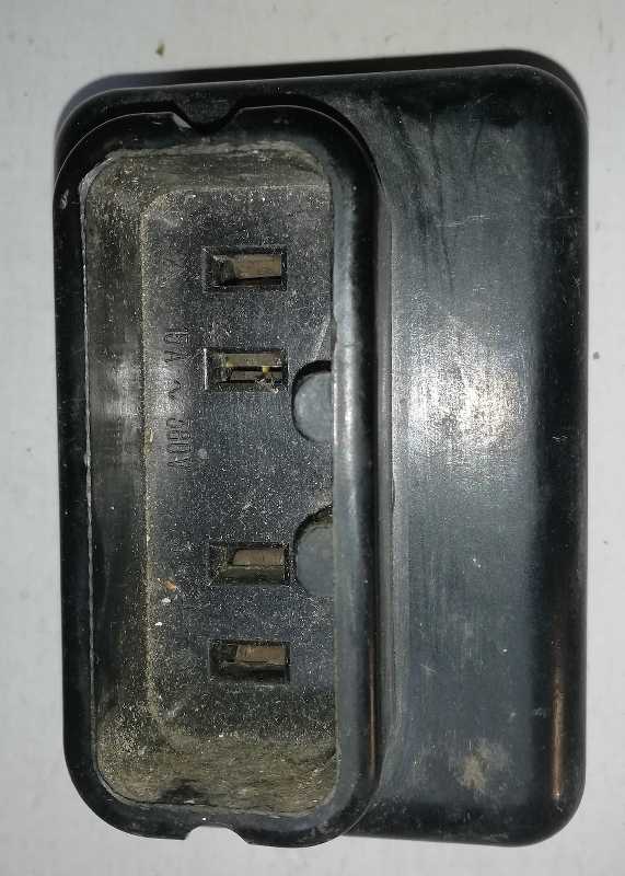 Čápová zásuvka 4P plochá 380V/16A / 15A nástěnná 5042-10, starší, z demontáže