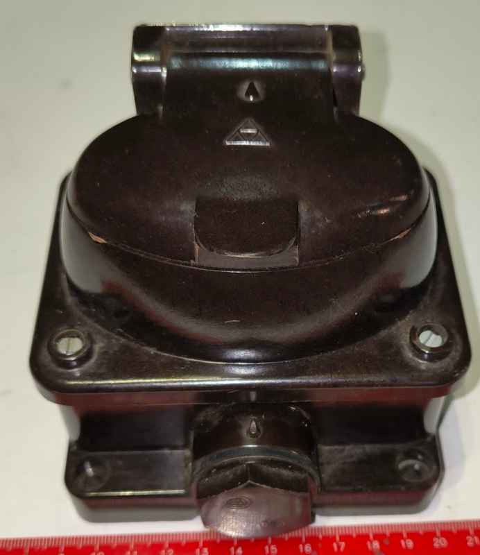 4 pól.Zásuvka 5042-71 16A/380V 4pol s víčkem pro ploché vidlice 5632-20, jako nová   .. cena na dotaz / price on request