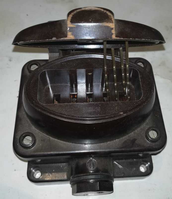 Zásuvka 5 pol 5044-71 16A/380V k ploché pětipolové vidlici 5332-40