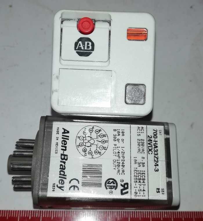 700-HA33Z24-3 - Allen Bradley relé 24Vdc,  spínaný proud 10 A,  s ručním přep., do patice