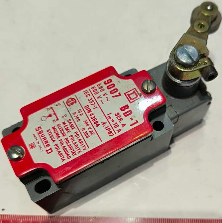 koncový spínač  9007BD-1L -  SQUARRE,  dle foto