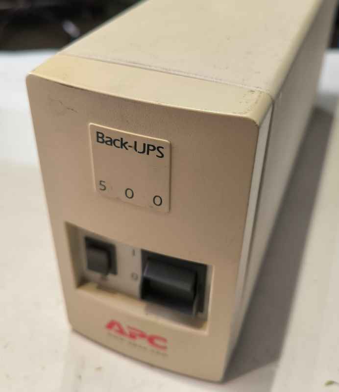 záložní zdroj APC Back-UPS 500 na opravu nebo náhradní díly, bez baterie