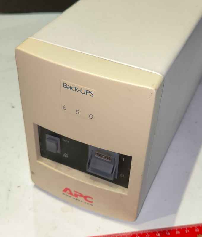 záložní zdroj APC Back-UPS 650 na opravu nebo náhradní díly, bez baterie
