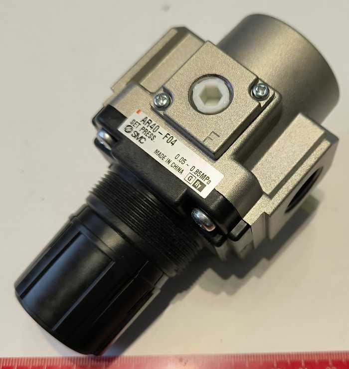 SMC AR40-F04 - Reduktor tlaku stlačeného vzduchu