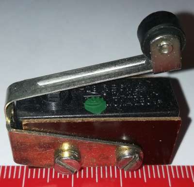 mikrospínač B611,  2A 250V s nádstavbou  1B  .. balení 10ks za 950Kč