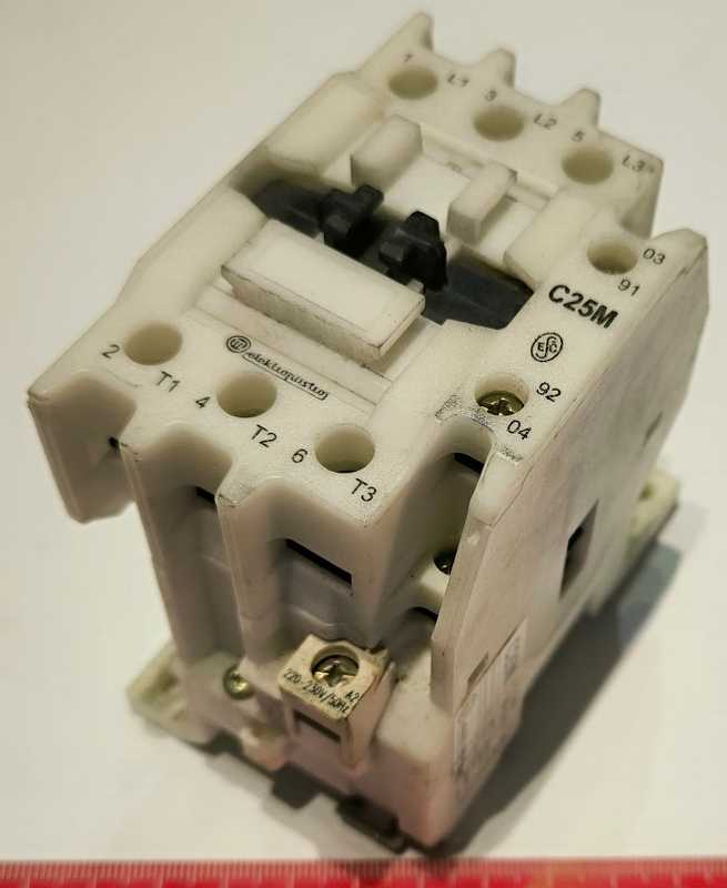 Stykač 3-pólový 32A C25M 220V-230V 50Hz , 1 pomocný kontakt EPM Elektropřístroj .. cena na dotaz / price on request
