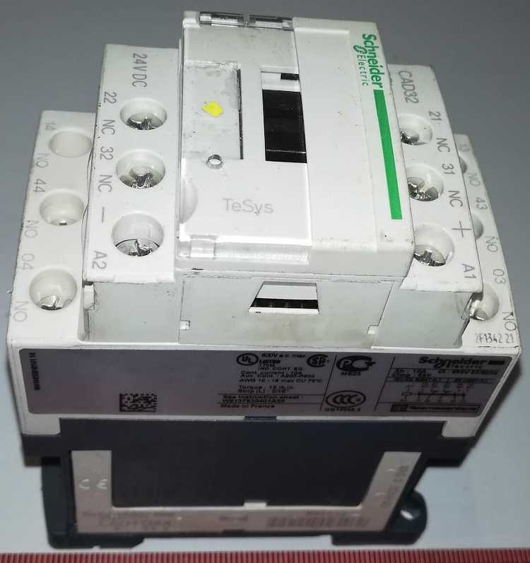 CAD32BD  - pomocný stykač 3Z + 2V 690V - cívka 24V DC .. použitý / used