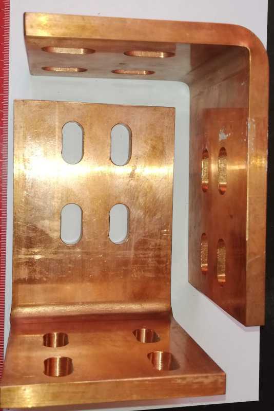 úhelník  Cu cca (115+135)x100x10mm s 8 otvory,  cca 1,85kg Cu