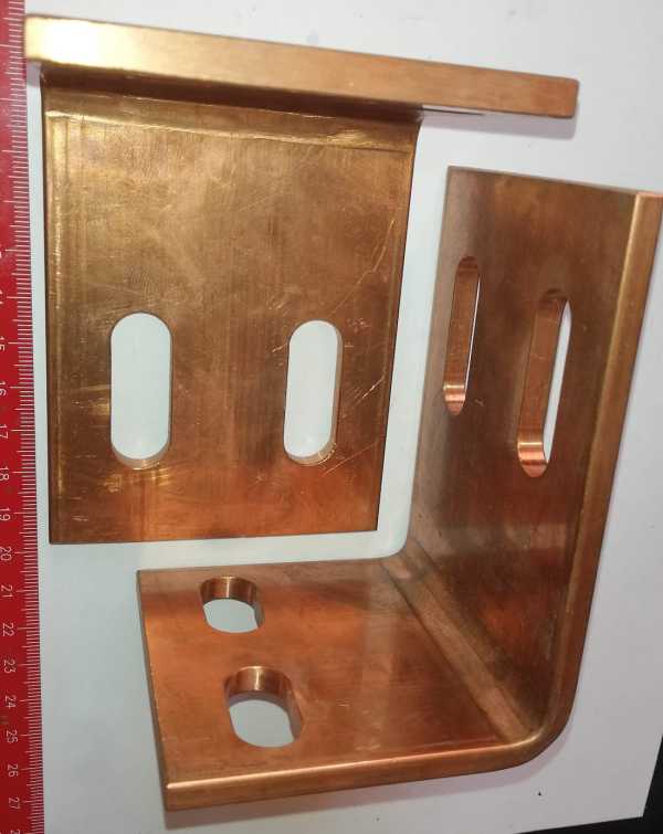 úhelník  Cu cca (105+70)x80x6mm s 6 otvory,  cca 0,65kg Cu