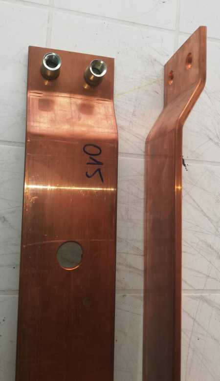 Cu lišta cca 730x80x6mm s 5 otvory, dvě nalisované matice,  cca 3,1 kg Cu