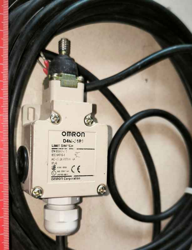 D4M-xxx - OMRON Limit Switch - neupřesněný typ, s pružinovým krátkým tykadlem,  dle foto