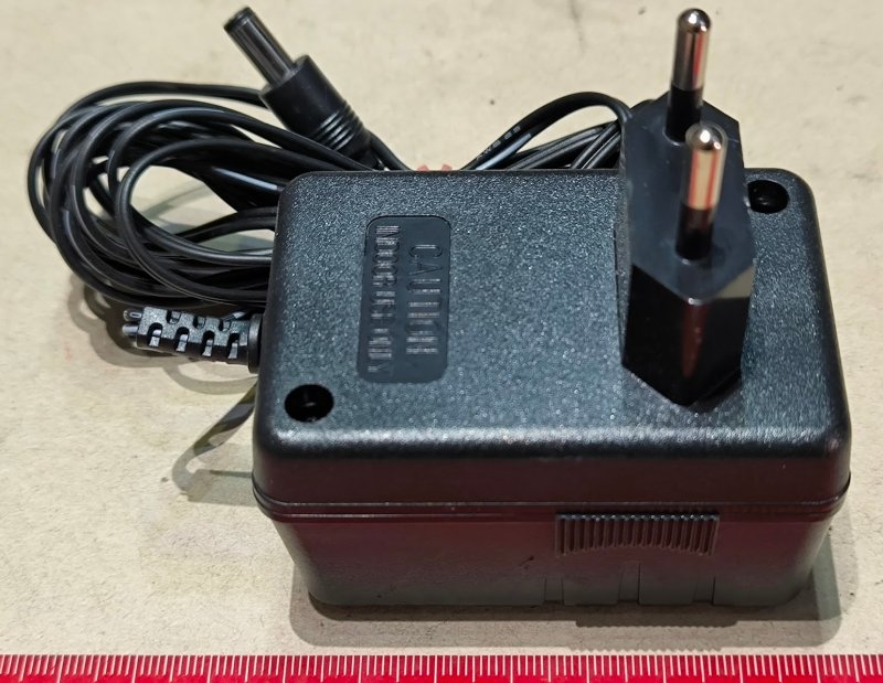 DG-12500 - adaptér 12Vdc 500mA, starý typ, určeno na náhradní díly - krabička, káblik, .. , viz foto,