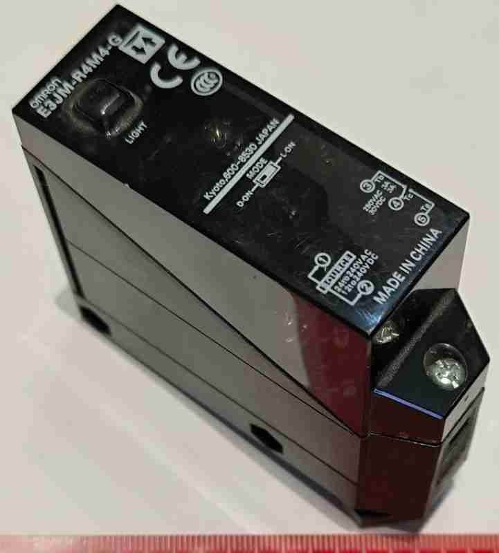 OMRON E3JM-R4M4-G - sensor  .. použitý / used