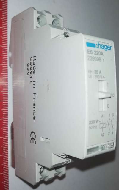 ES220A INSTALAČNÍ STYKAČ S RUČNÍM OVLÁDÁNÍM 2S, 25 A, 230 V AC