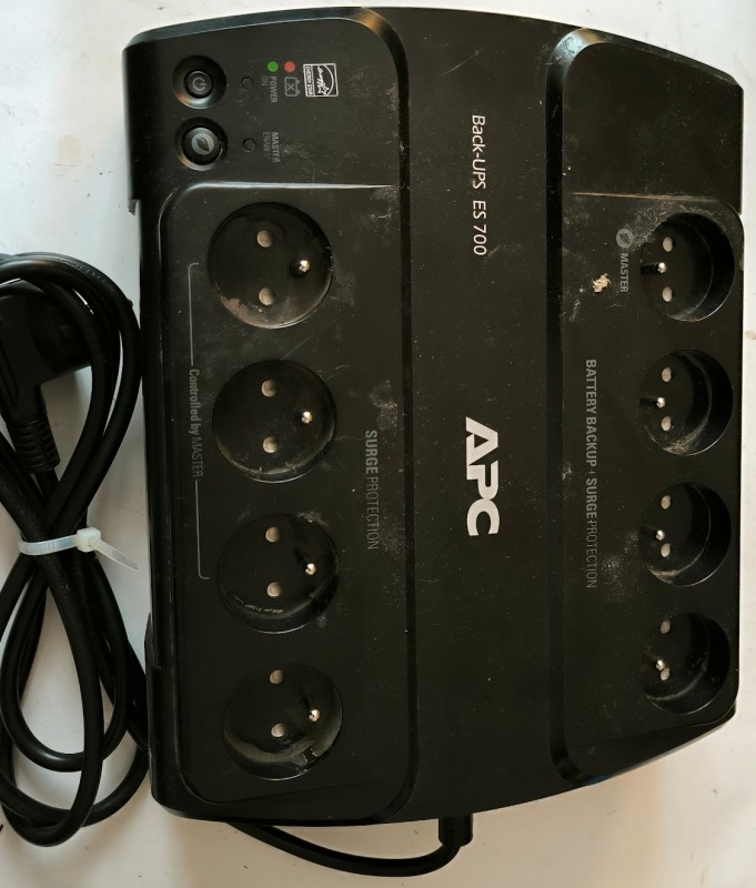 Back-UPS ES700 APC .. starší, na opravu, na náhradní díly, bez baterie
