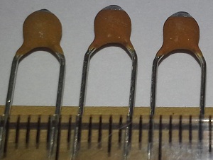 není skladem - C -  82pF 500V  RM5mm, sypáno  .. balení 1000ks za 100Kč