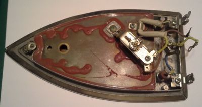 spodek žehličky, topné těleso