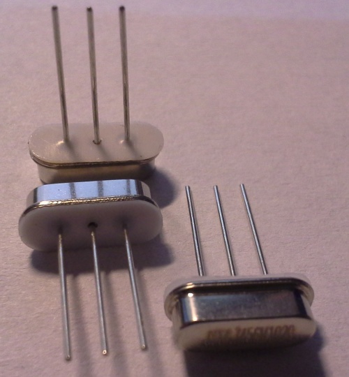 krystal 14.7456MHz HC-49/3US .. balení 50ks za 50Kč