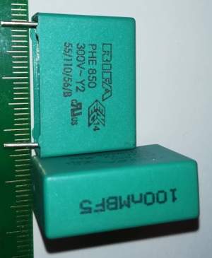 F850DR104M300C - C KEMET 100nF 300V 20% RM22.5 Y2  .. balení 20ks za 90Kč