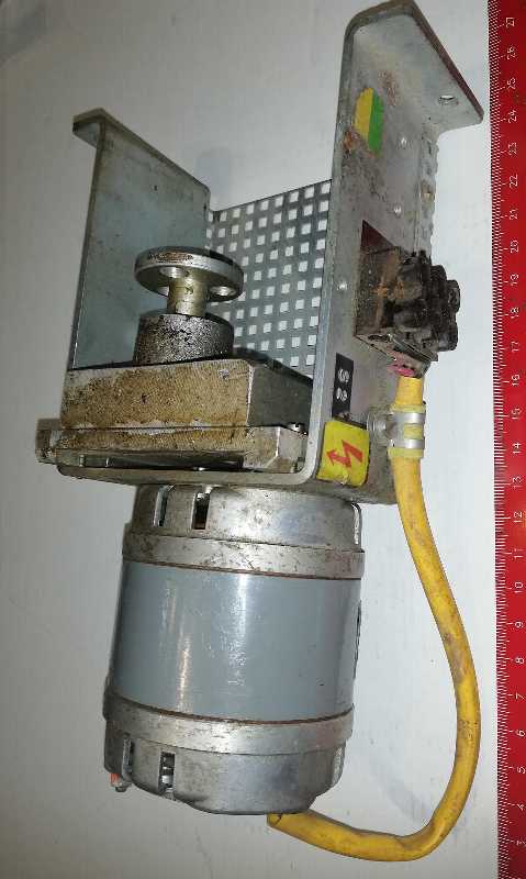 FCJ2B54B -  motor MEZ Náchod 220V 50Hz s převodovkou, z demontáže  .. použitý / used