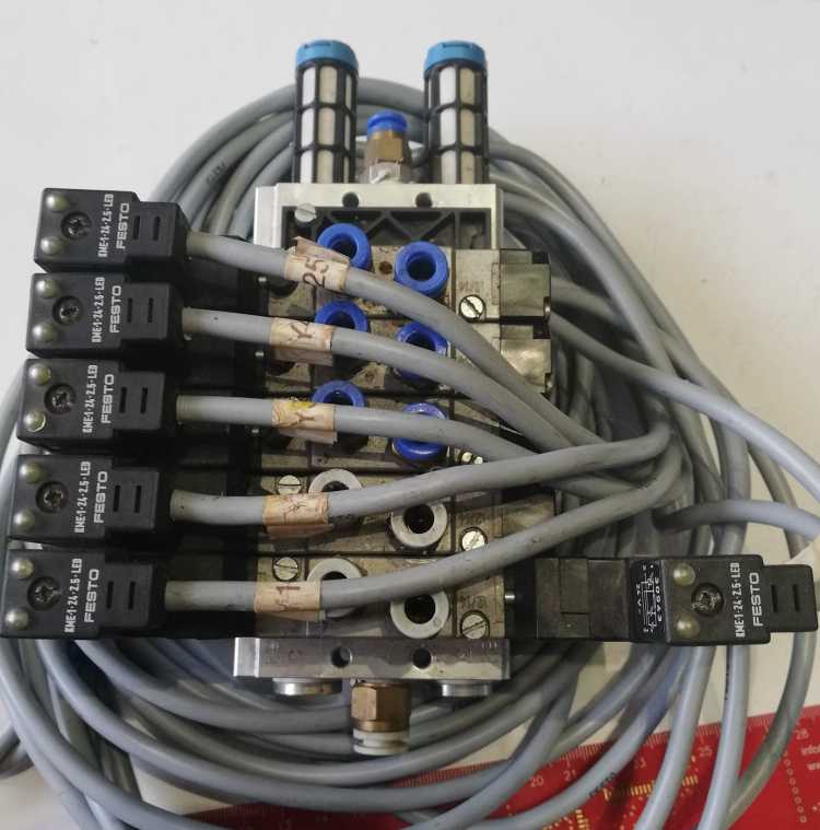 FESTO sestava z demontáže - 5xMEH-5/2-1/8-P-B, 5x MEH-3-0,9, 6x KME-1-24 2,5 LEDa další dle foto