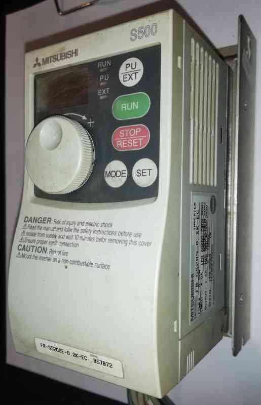 Mitsubishi FR-S520SE-0.2K-EC Frequency Inverter + FFR-S520S-14A-RF1 - RASMI Single Phase RFI Filter .. z demontáže / used .. nutno otestovat