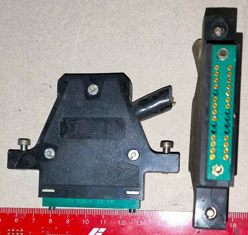 FRB-002 - konektor FRB 30pin (osazeno cca 22pin) v plastové krytce dle foto, z demontáže, špinavé