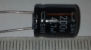 C - 4u7 200V   .. balení 200ks