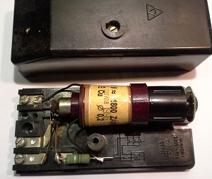 schodišťový časový spínač starší na ND, prasklá krabička