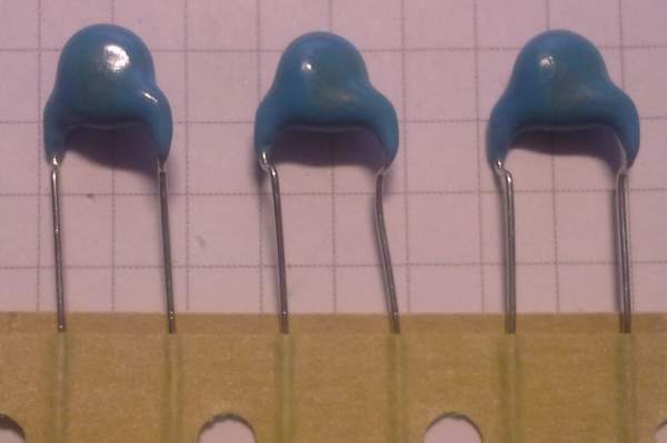 C - 470pF 250Vac 10% RM7, BF .. balení 200ks za 50Kč