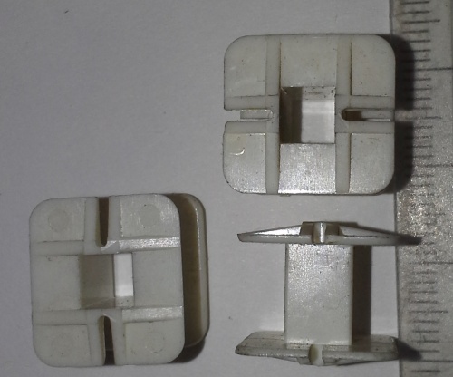 není skladem - plastová kostřička, otvor 5x5mm, 13mm výška  .. balení 50ks za 100Kč