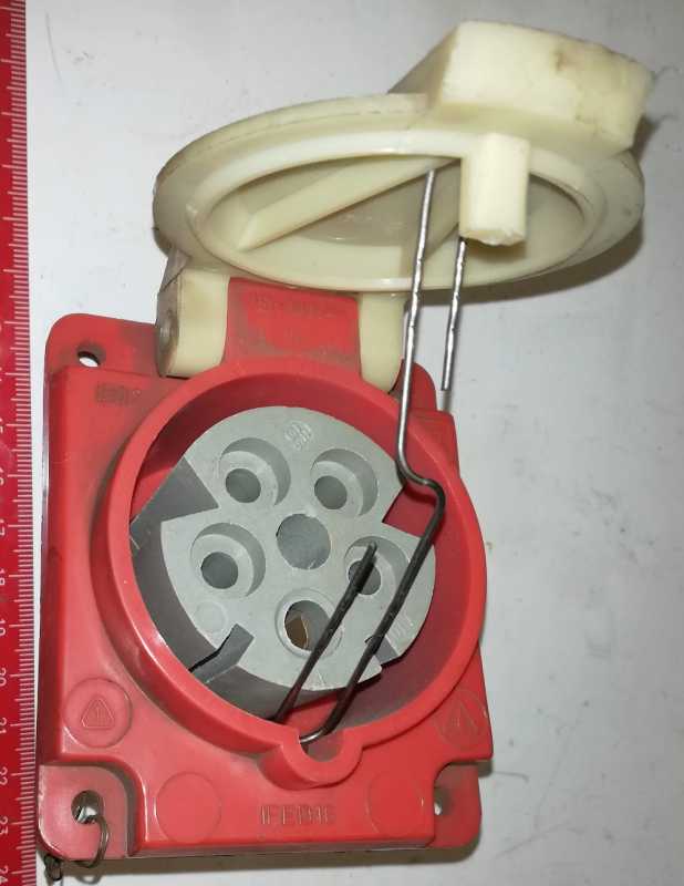 GRIMMA - plastová zásuvka 16A 380V do otvoru na panel