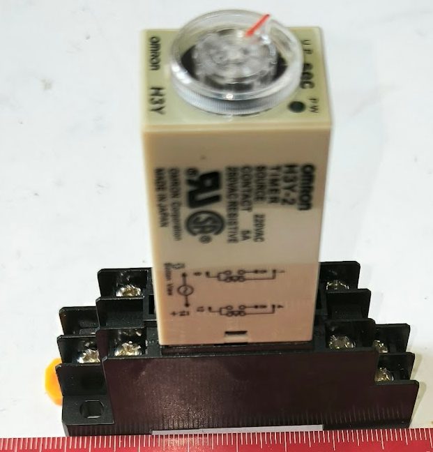 Časové relé OMRON H3Y-2 220Vac 5 sec v patici