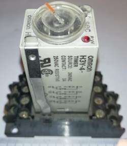 Časové relé 4kontaktové H3Y-4 240Vac 60 sec OMRON v patici