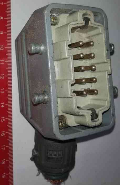 konektor HDC-HE-10SS v pouzdře, starý, špinavý