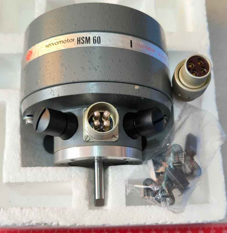 servomotor HSM60, nepoužitý, s konektorem a úhliky  .. cena na dotaz / price on request