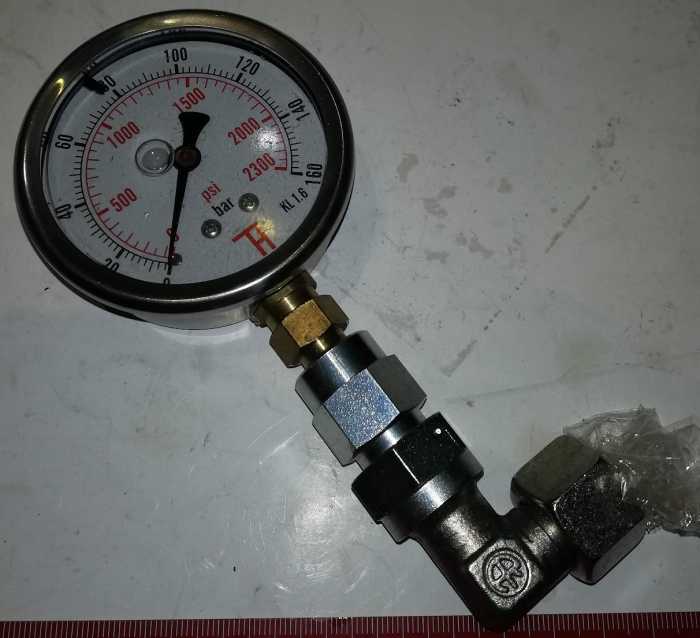 tlakoměr s přípojením  .. použitý / used (002)