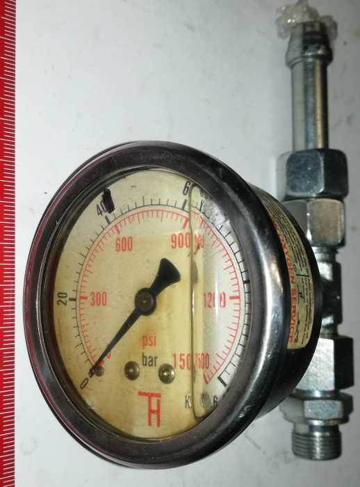 tlakoměr s přípojením  .. použitý / used (005)