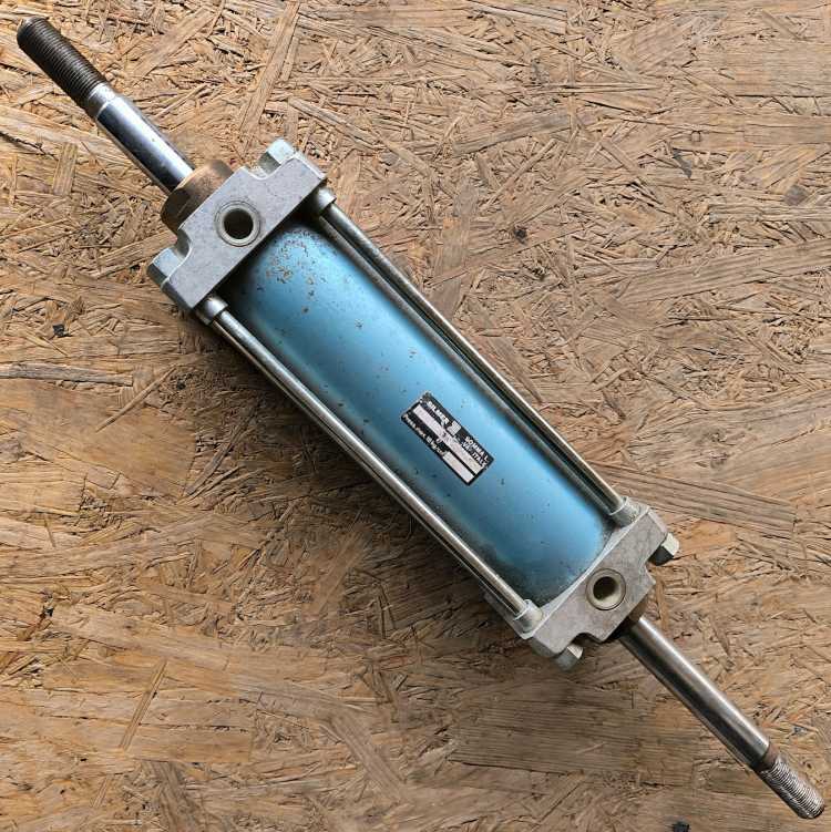 hydraulický válec dle foto - SILMER - 10x10x33cm, délka celkem 620mm .. netestováno (002)