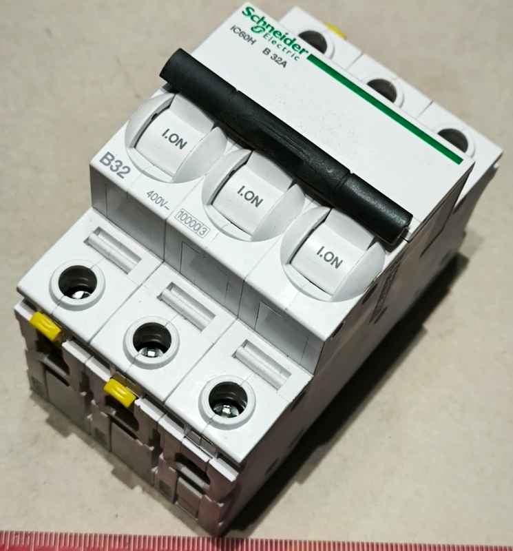 Jistič Schneider Electric Acti9 iC60H 3P 32A B A9F06332