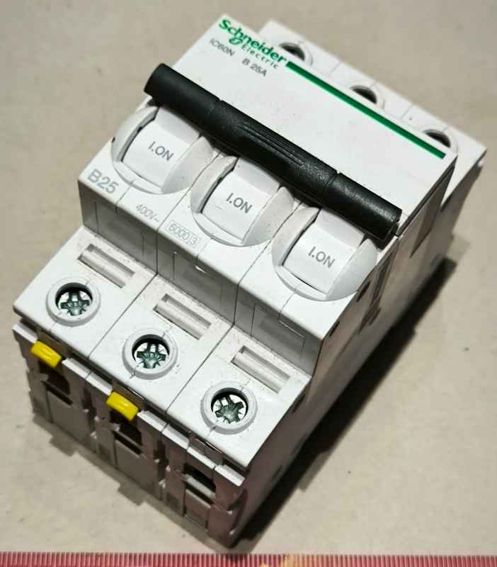 Jistič Schneider iC60N A9F03325 6 kA B 25 A