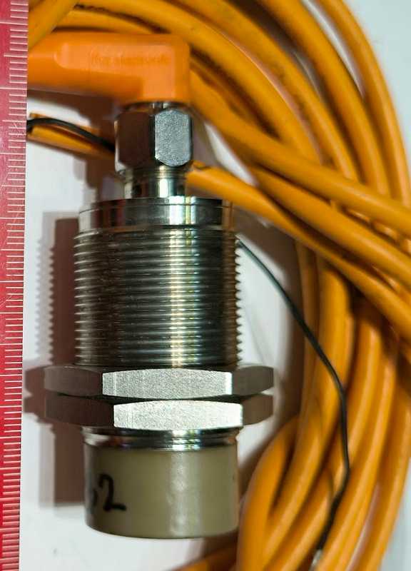 Indukční senzor IFM IIT219 s kabelem  .. použitý / used .. cena na dotaz / price on request