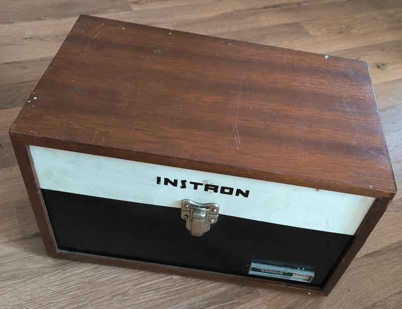 Dřevěná krabička z lab. techniky INSTRON, starší, zachovalá