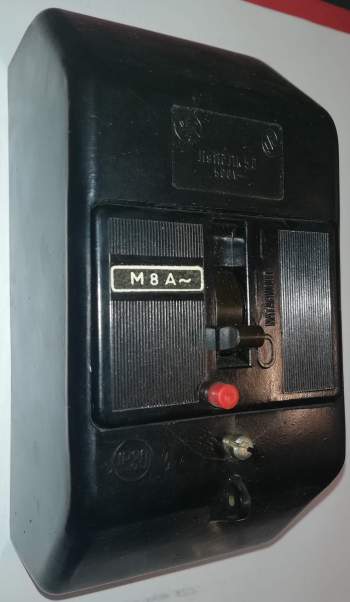 jistič J1K 50 M 0,6A starší s krytem .. cena na dotaz / price on request