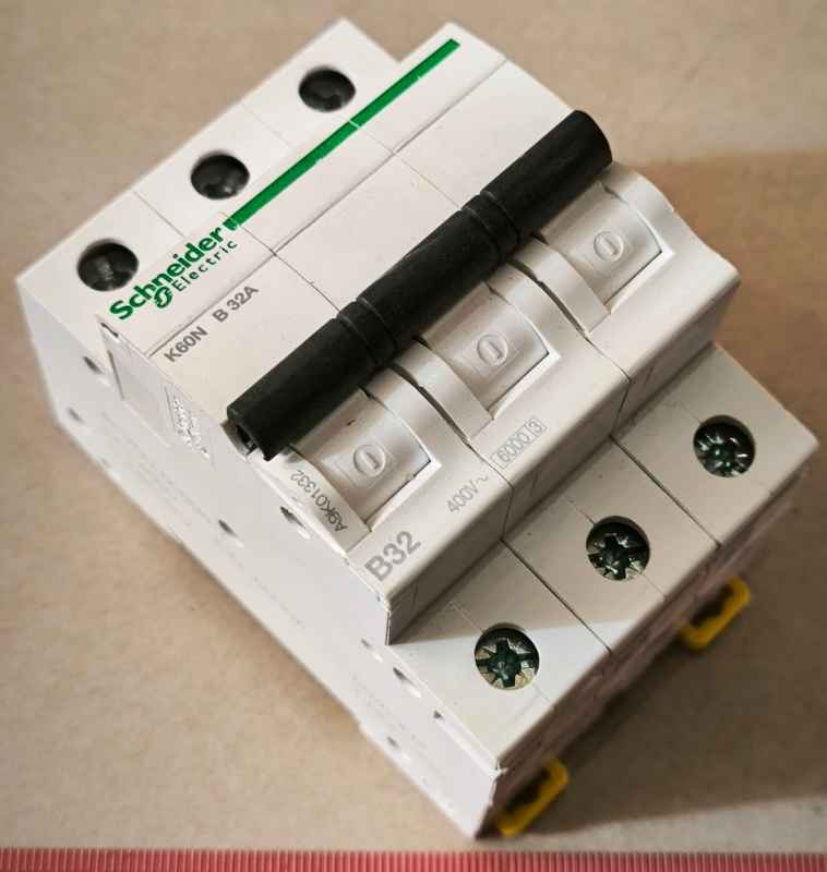 Jistič K60N-B32-3 B 32A 3pólový A9K01332