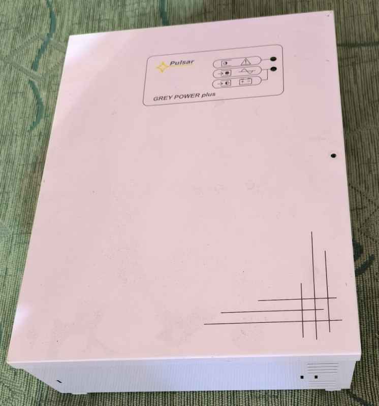 plechová krabice z nějakého zdroje, prázdná - 305x235x95mm, vypadá slušně