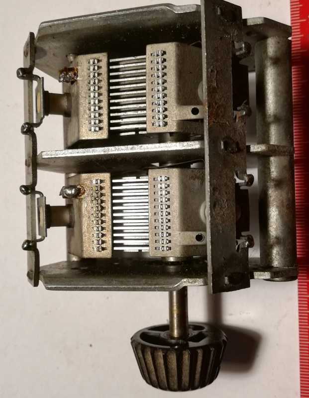 není skladem - ladící kondenzátor - asi 2x500p, s knoflíkem, proměřený (003), z demontáže, V3-Ck3/2